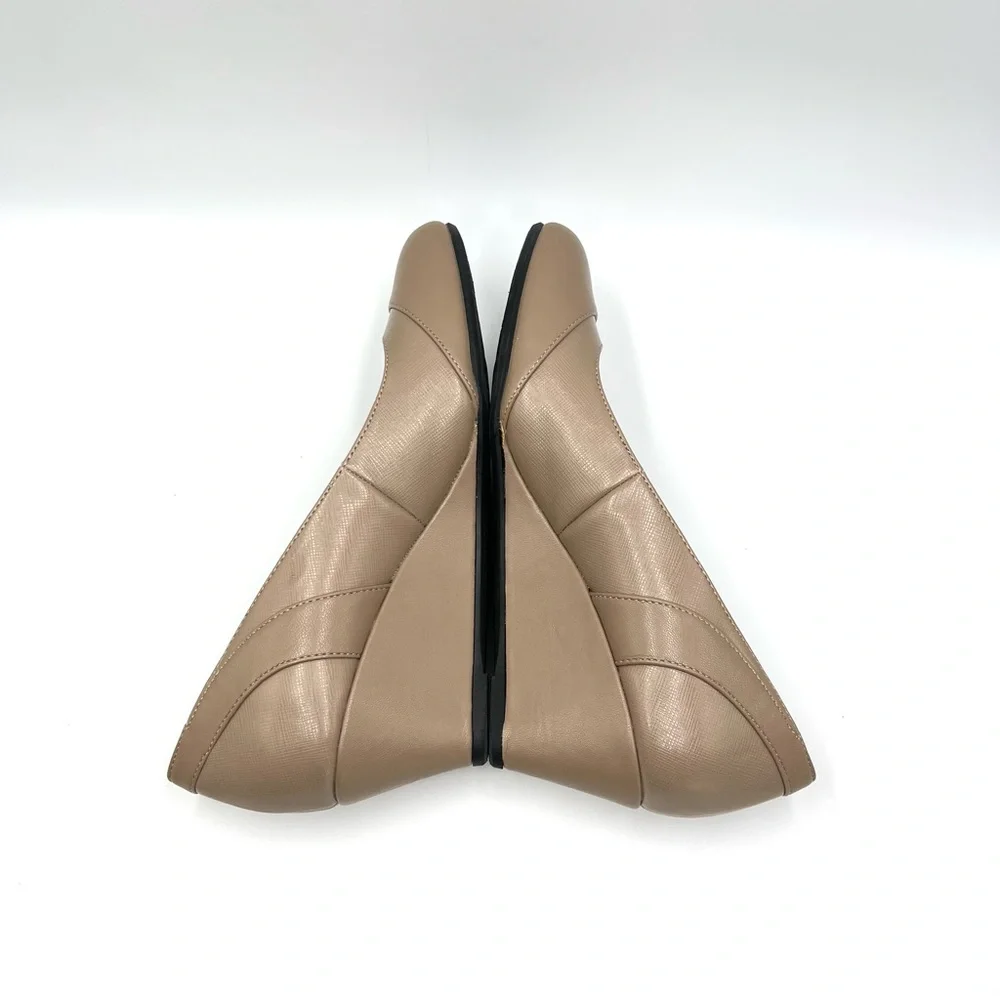 Life Stride Size 7 Dreams Tan‎ Beige Nude Wedge Pumps Heels Round Toe Shoes